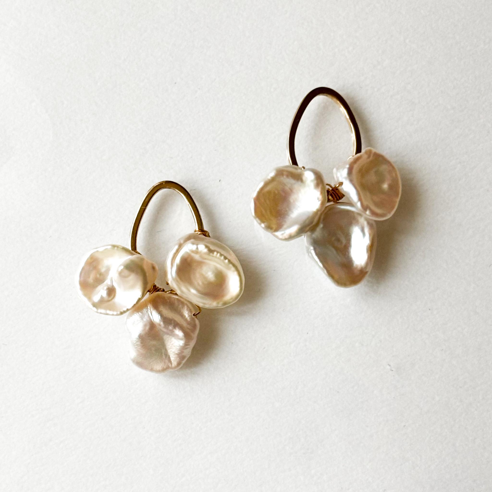 花びら淡水パールのフラワーチャーム　｜花びらパールアクセサリー｜イヤーカフ・フープピアス用1枚目の画像