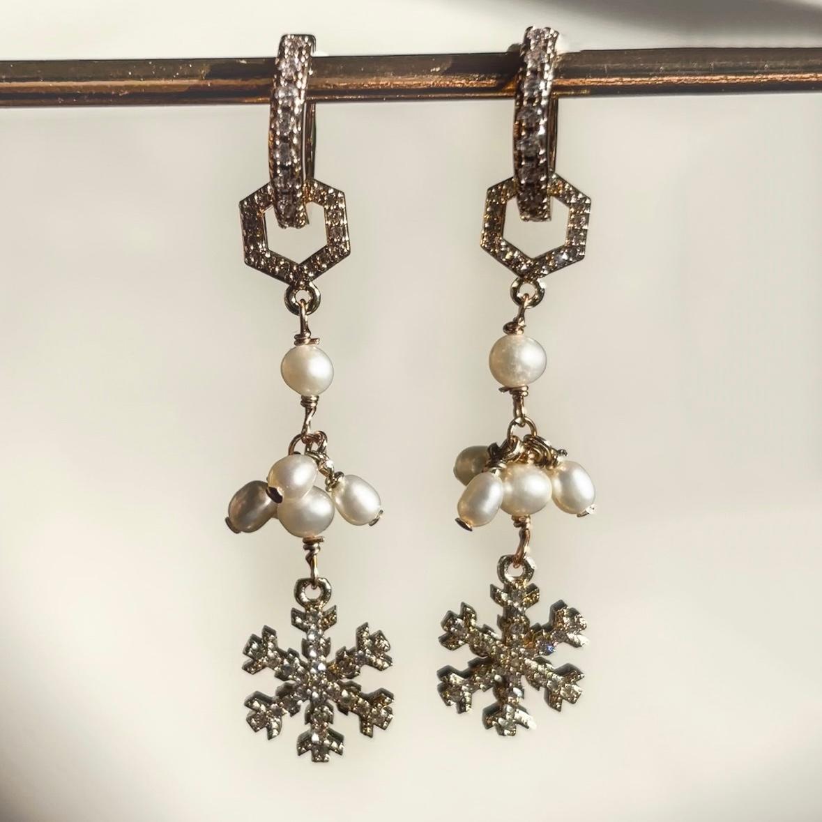 【Holiday collection charm】繊細な雪の結晶と淡水パールのチャーム　ピアス＊イヤーカフ用1枚目の画像