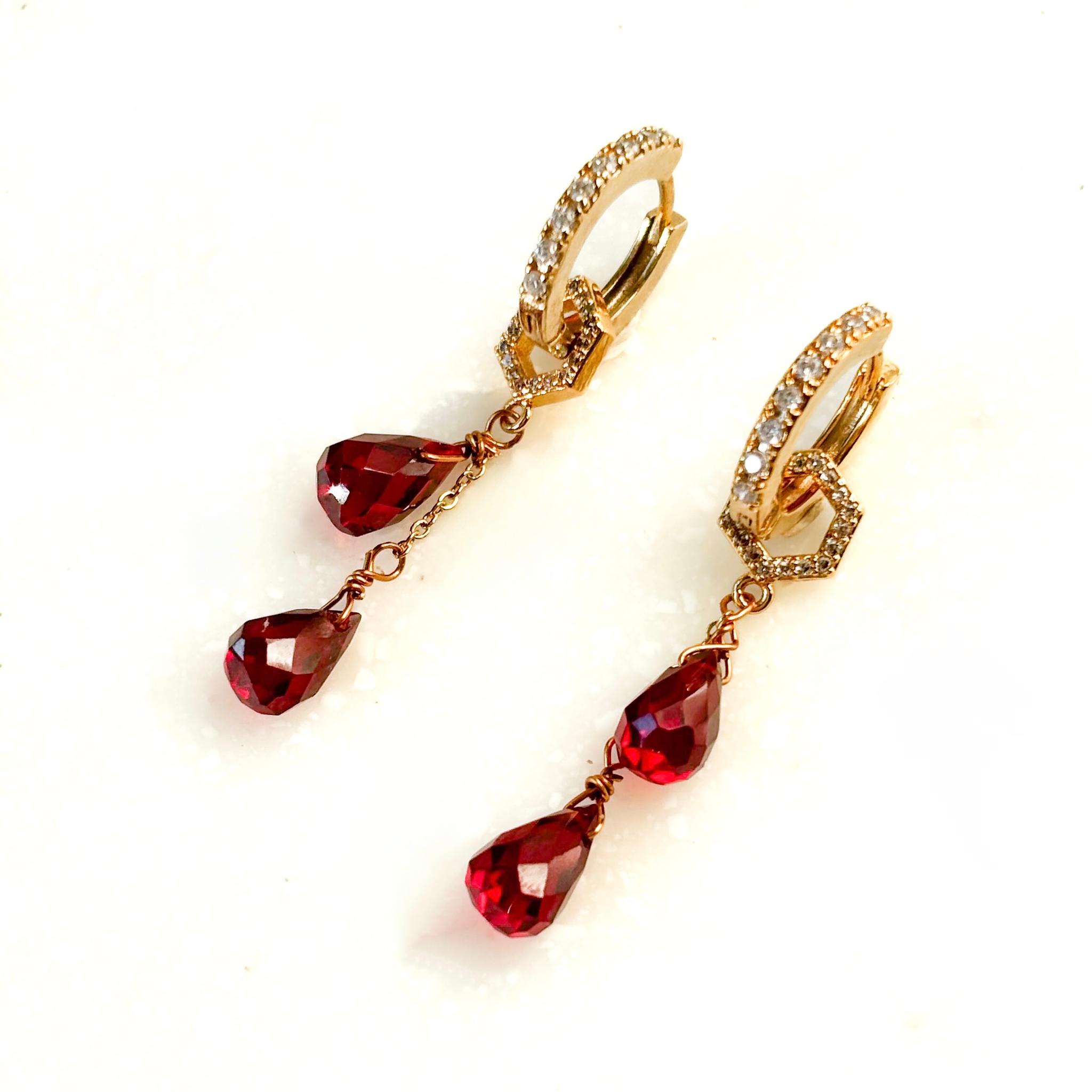 【Holiday collection charm】揺れる赤チャーム　ピアス＊イヤーカフ用1枚目の画像